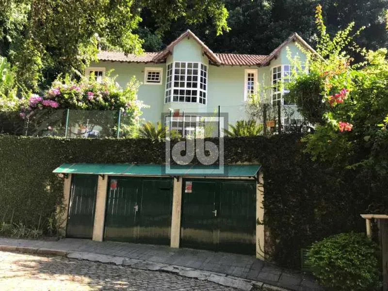 Cosme Velho - Casarão - Alto Luxo - Reformada - 3 salões - 4 suítes - Piscina - 3 vagas