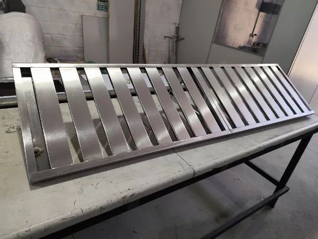 Prateleira Gradeada Suspensa em Inox de 1,10m x 0,40m, Estrutura Reforçada