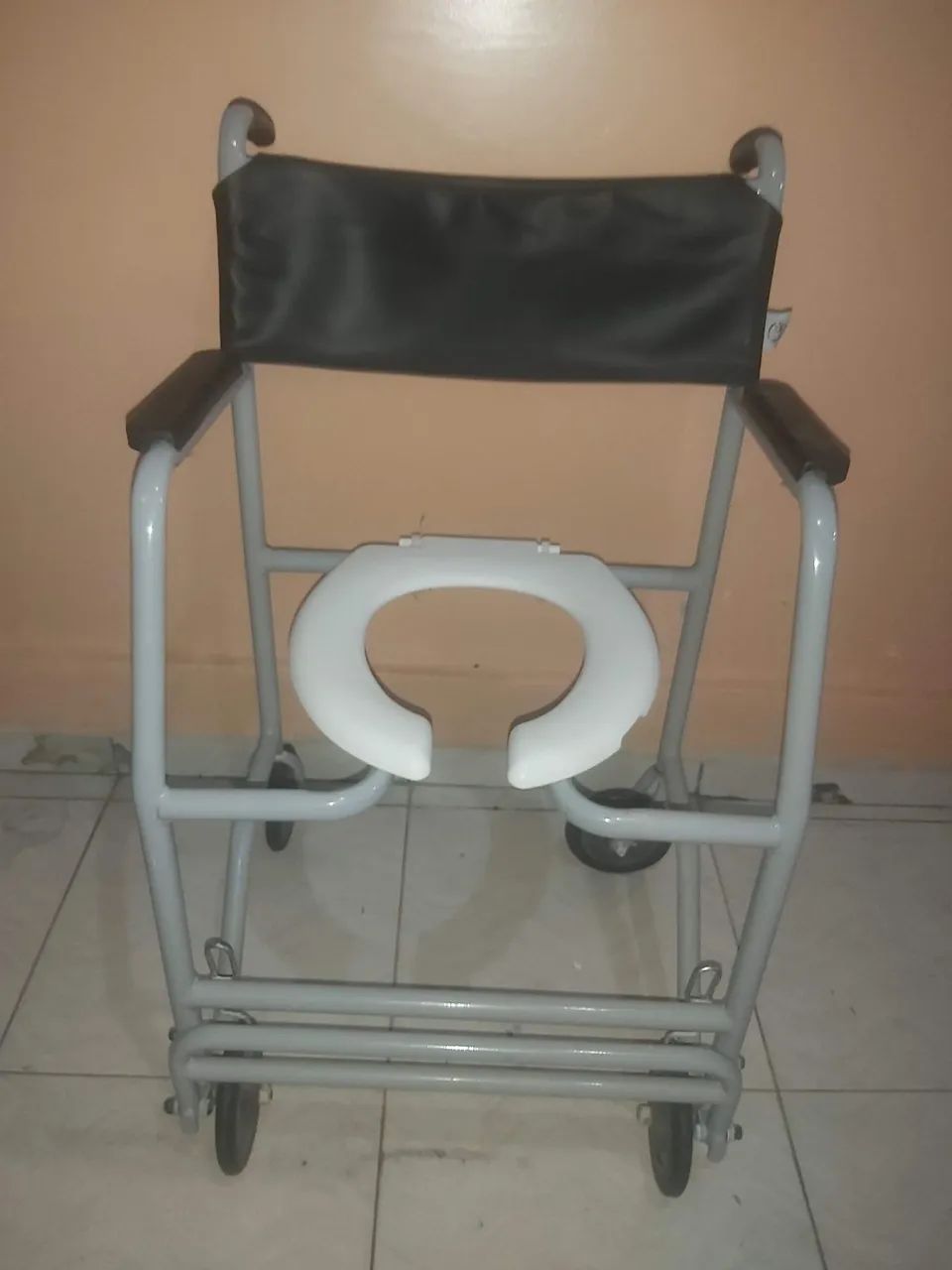 Cadeira de Rodas com Assento Sanitário - Foto 2