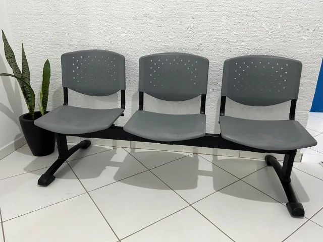 Cadeira , Longarina cinza , resistente,  com de 3 lugares em perfeito estado.