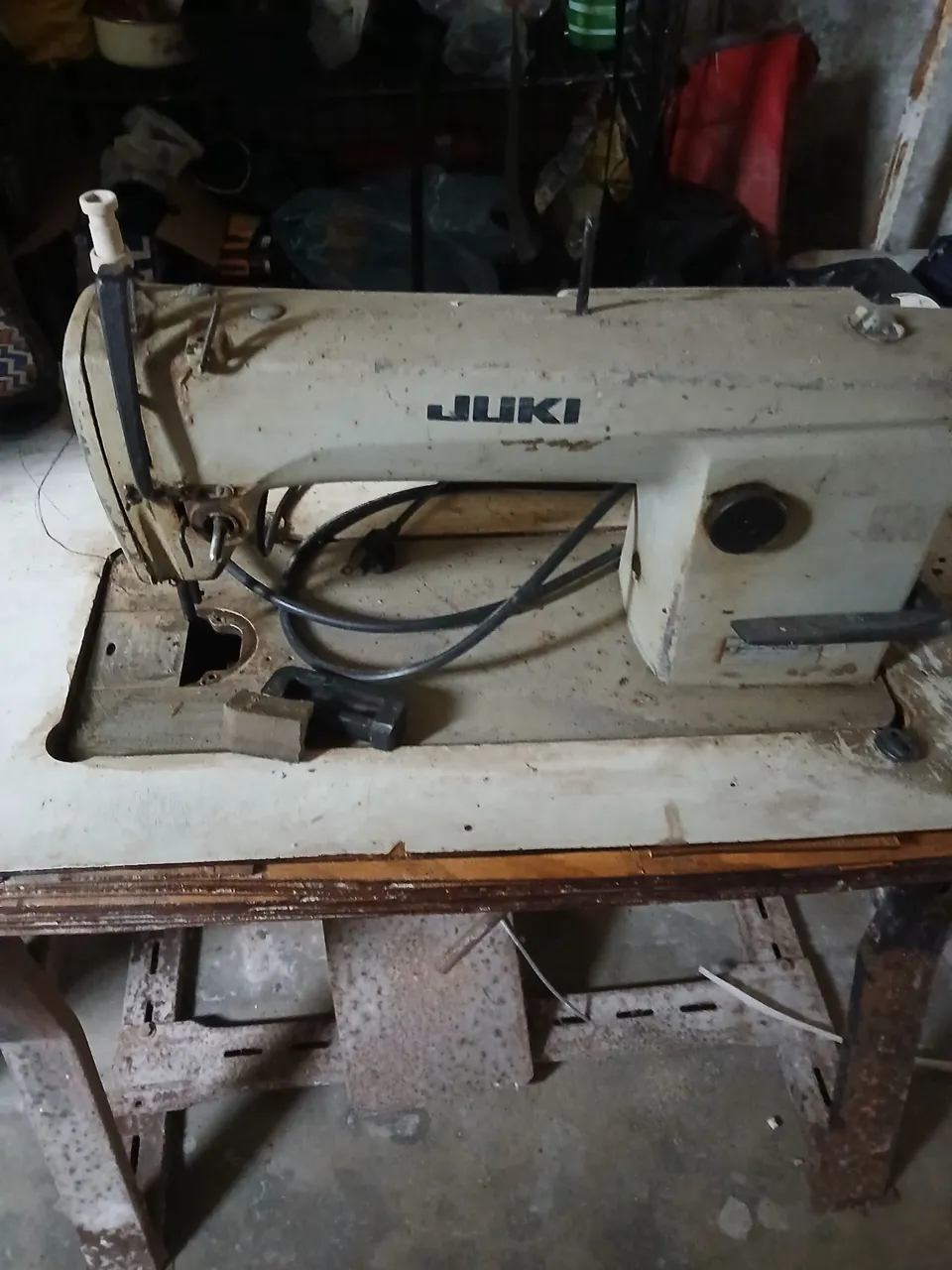 Máquina de Costura Industrial JUKI precisando de manutenção vendo barato .