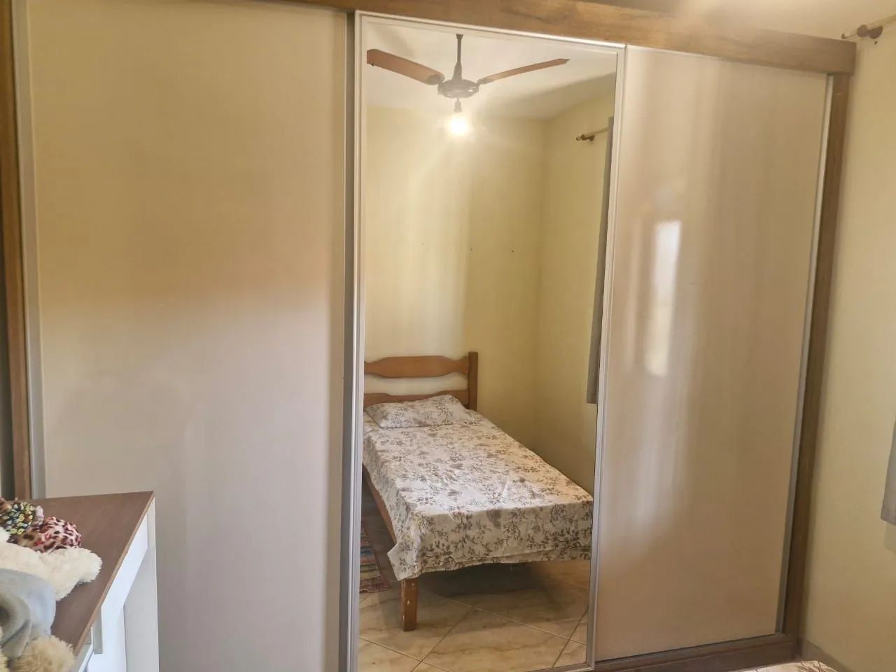 Guarda-roupa casal 2,20m com portas de correr e espelho ? ótimo estado ? Iguaba