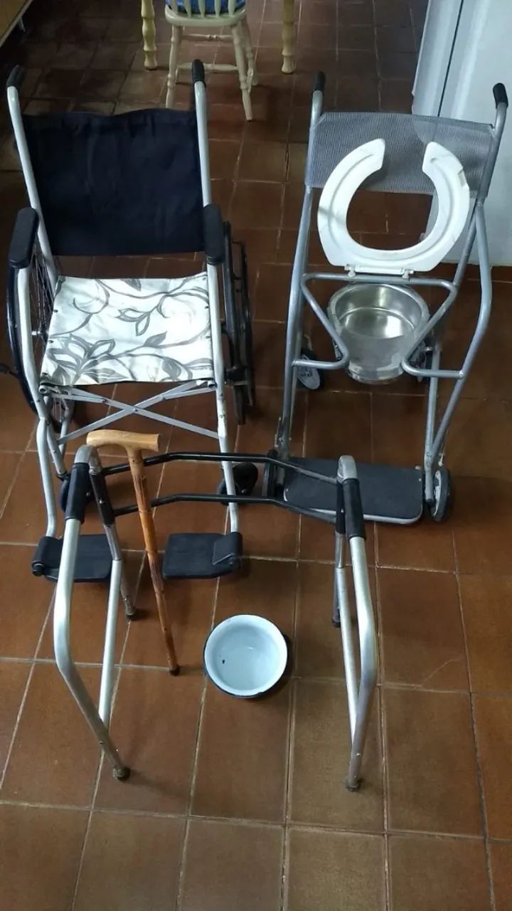 cadeira de rodas e cadeira de banho $ 500