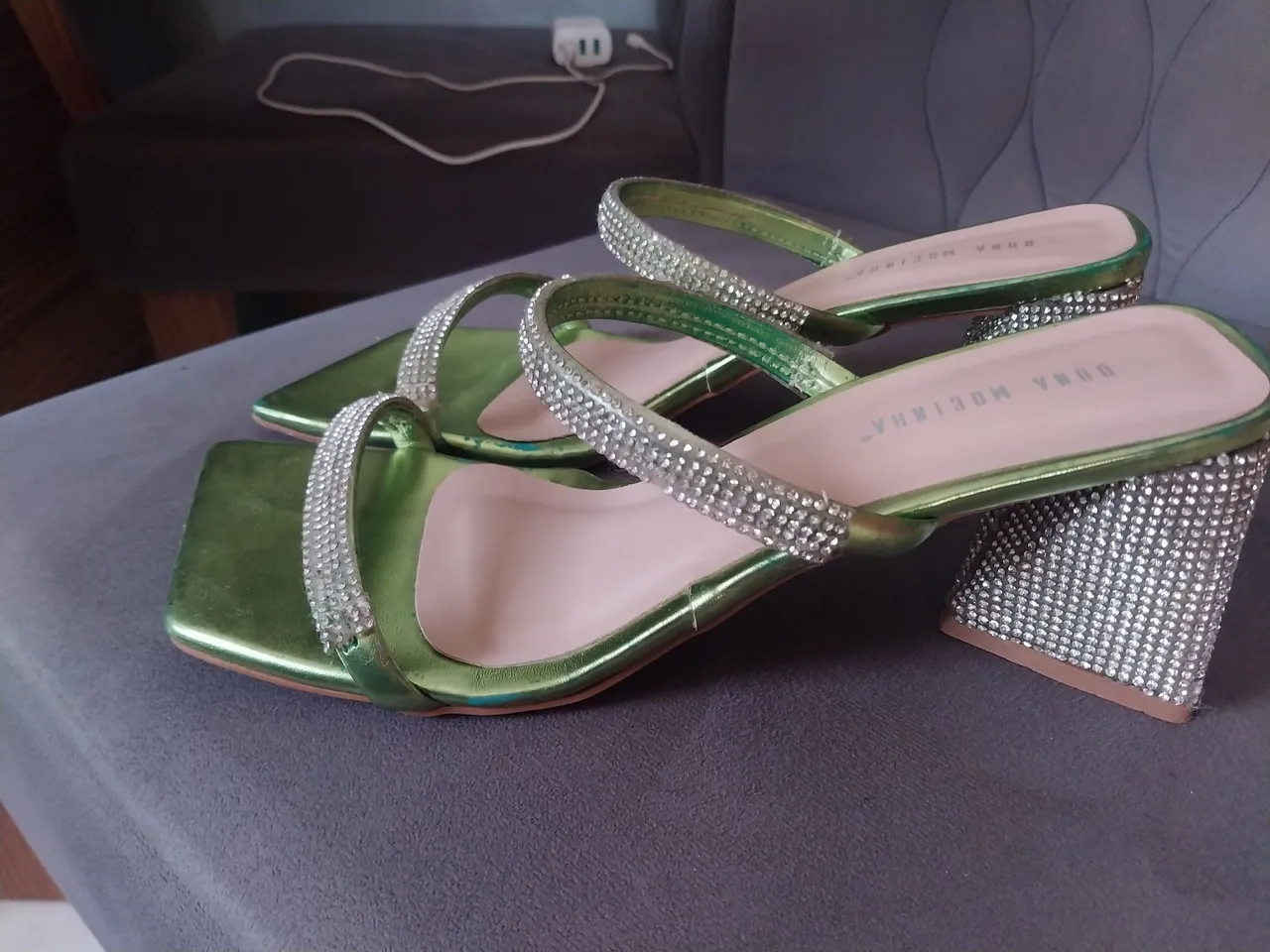 Sandália Verde com Detalhes em Strass