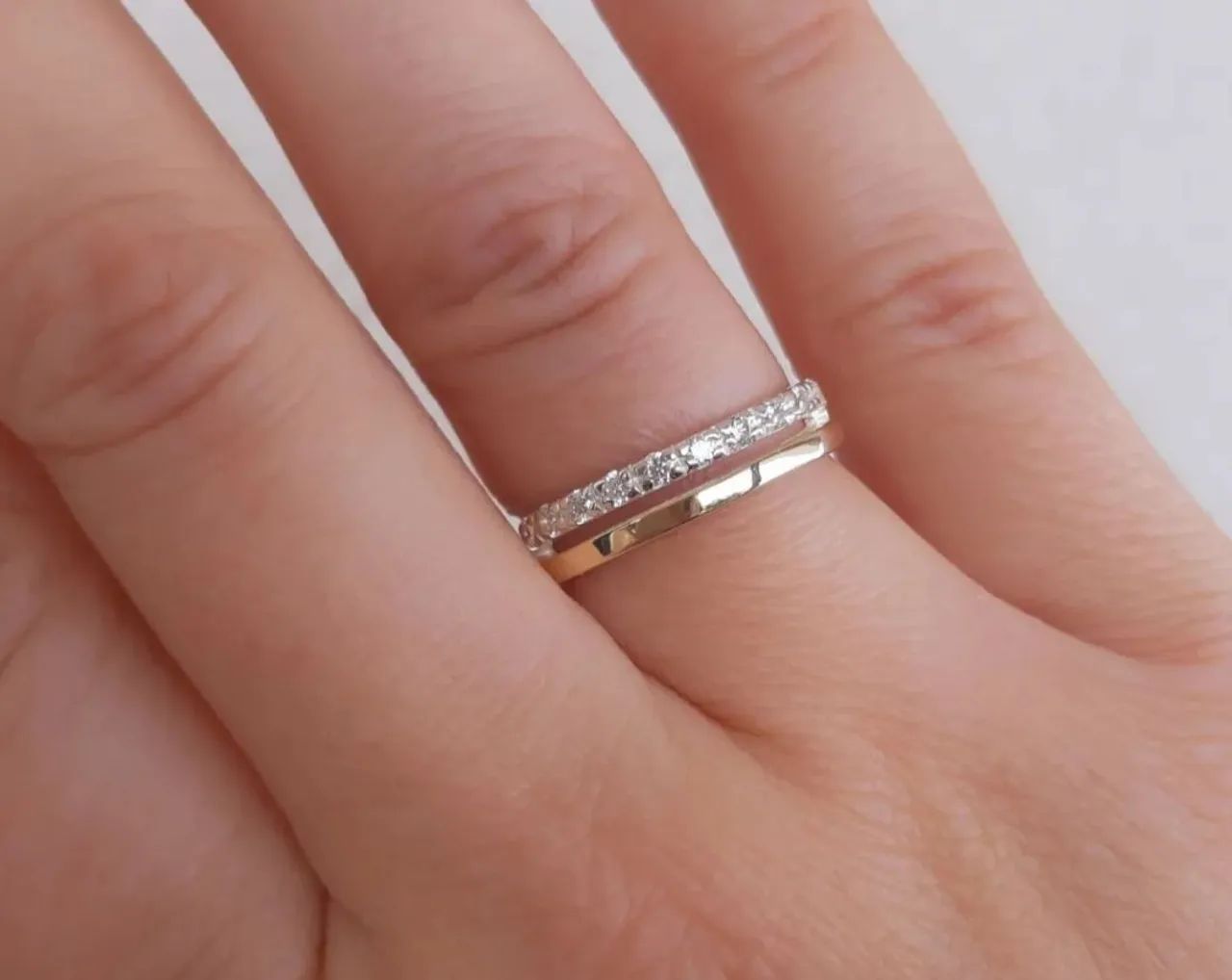 Dois anéis de prata com detalhes em ouro 