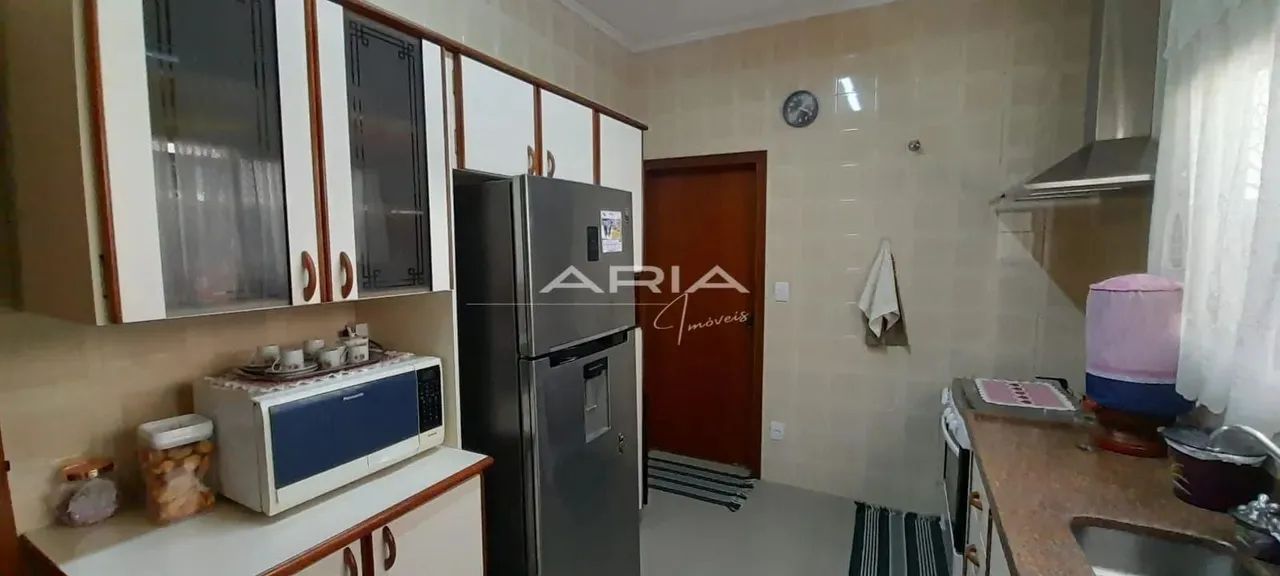 Linda e espaçosa casa para Venda, com 3 dorm - Foto 4