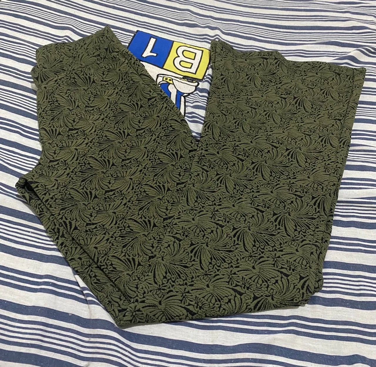Calça verde boca de sino 