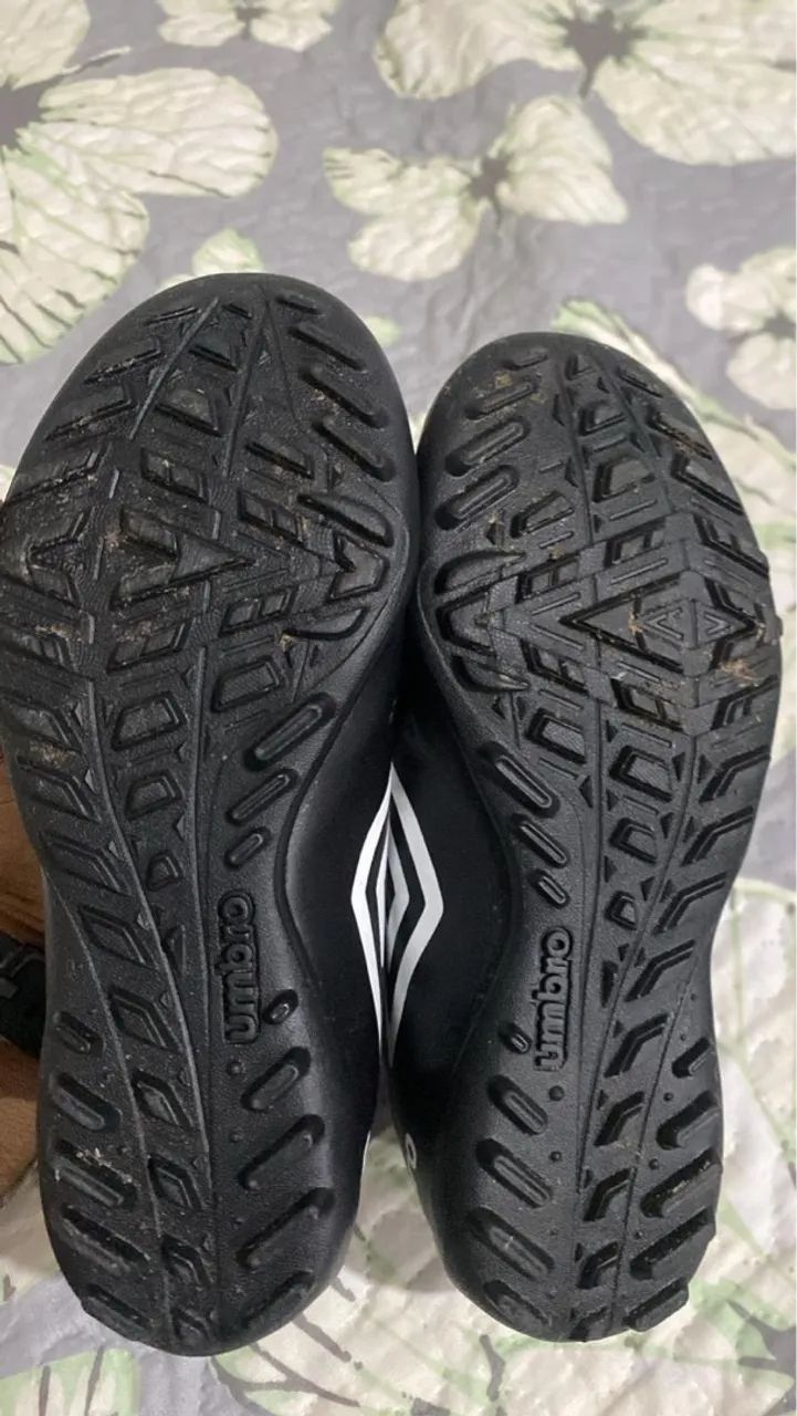 Chuteira Umbro Preta - Foto 4
