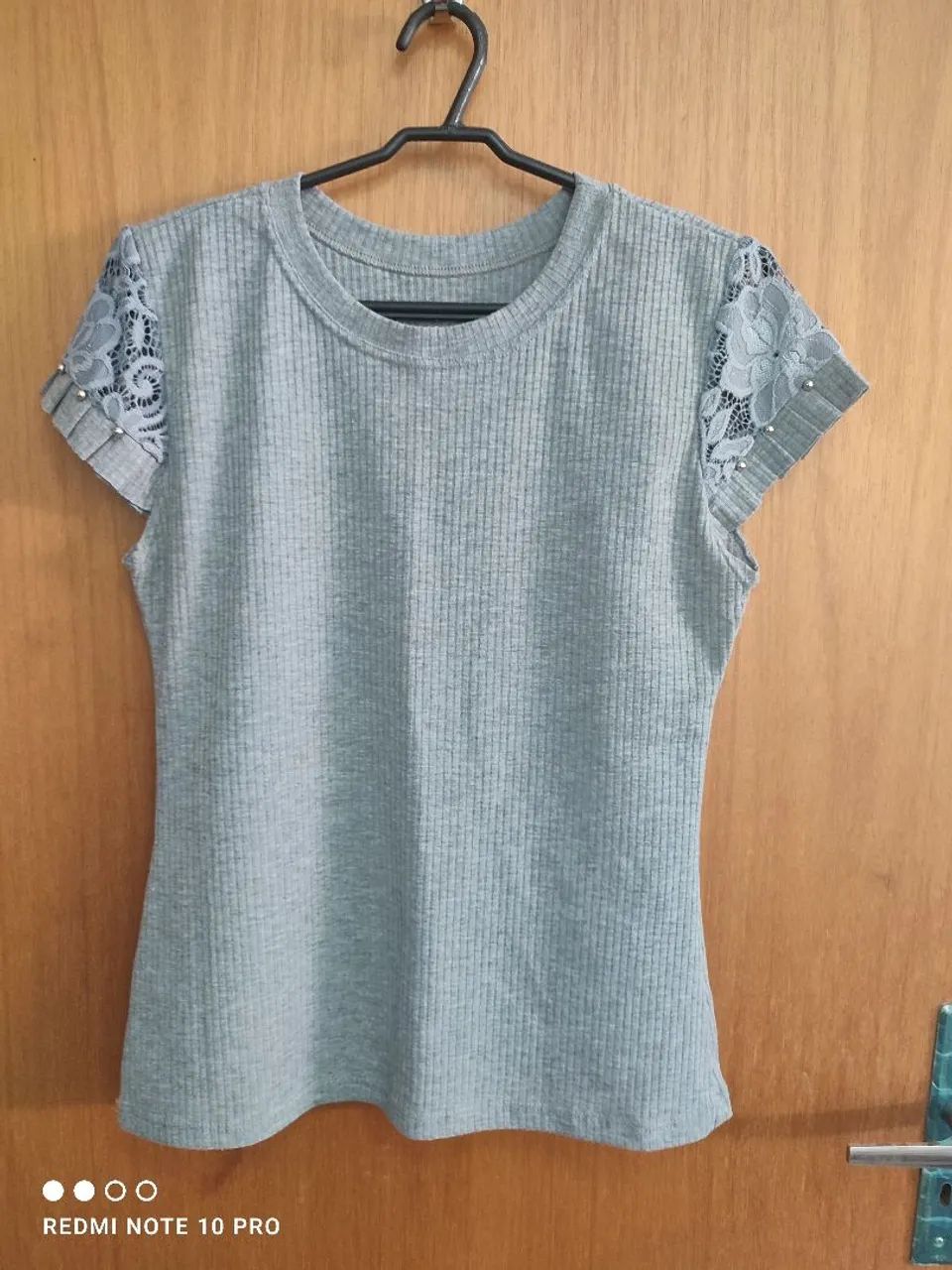 Blusa com detalhes de renda na manga - Foto 3