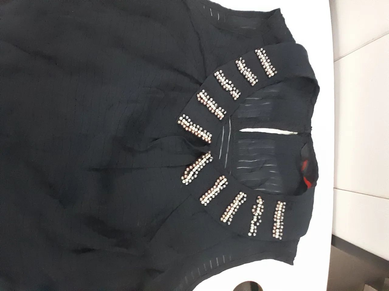 Blusa preta com detalhes em pedraria - Foto 3