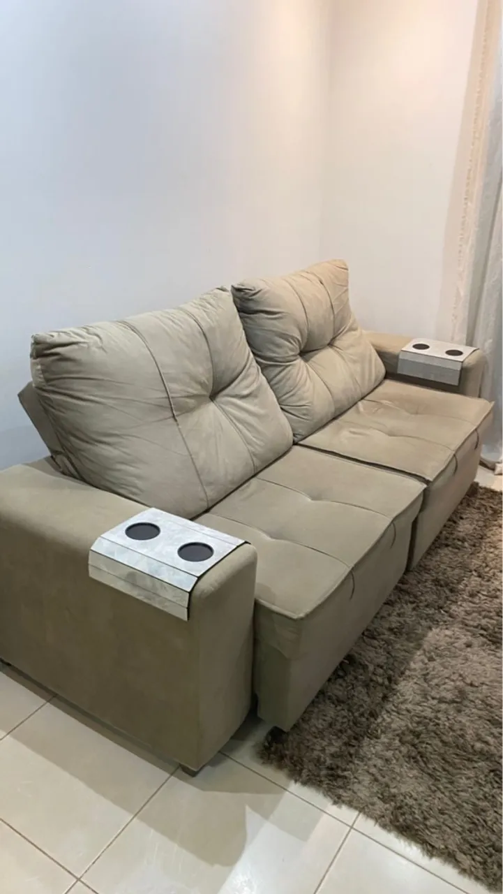 Sofá Retrátil e Reclinável, semi novo.