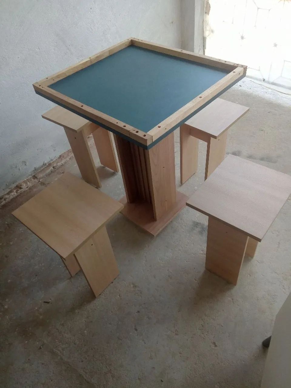 Mesa de dominó com bancos