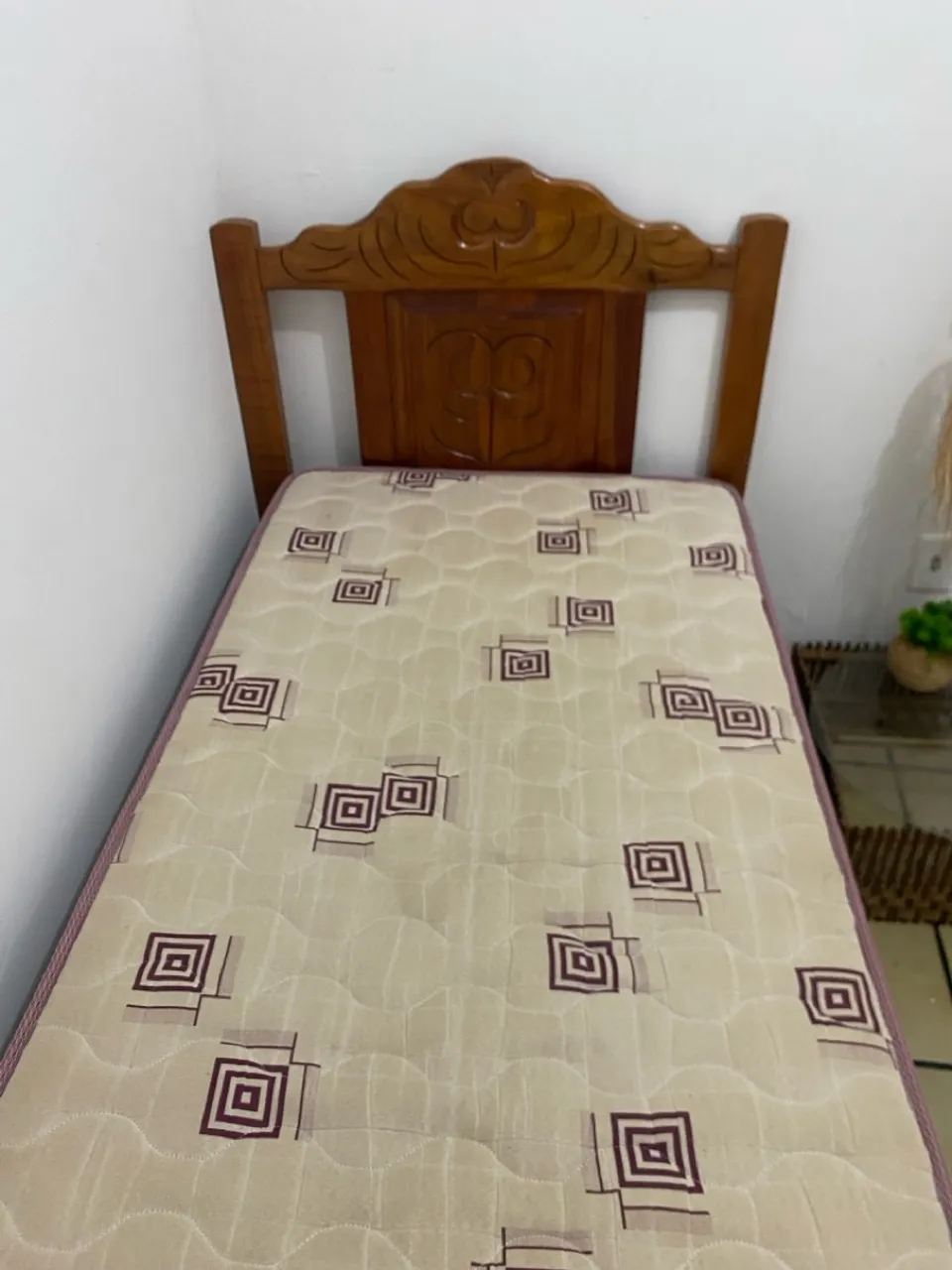 Cama de madeira maciça com colchão Ortobom