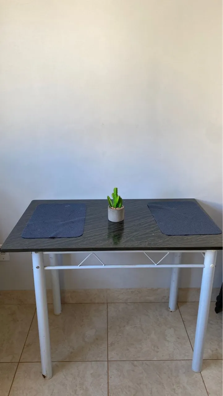 Mesa de jantar compacta e funcional