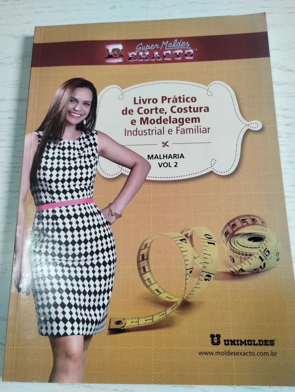 Livro prático de corte, costura e modelagem industrial e famoliliar