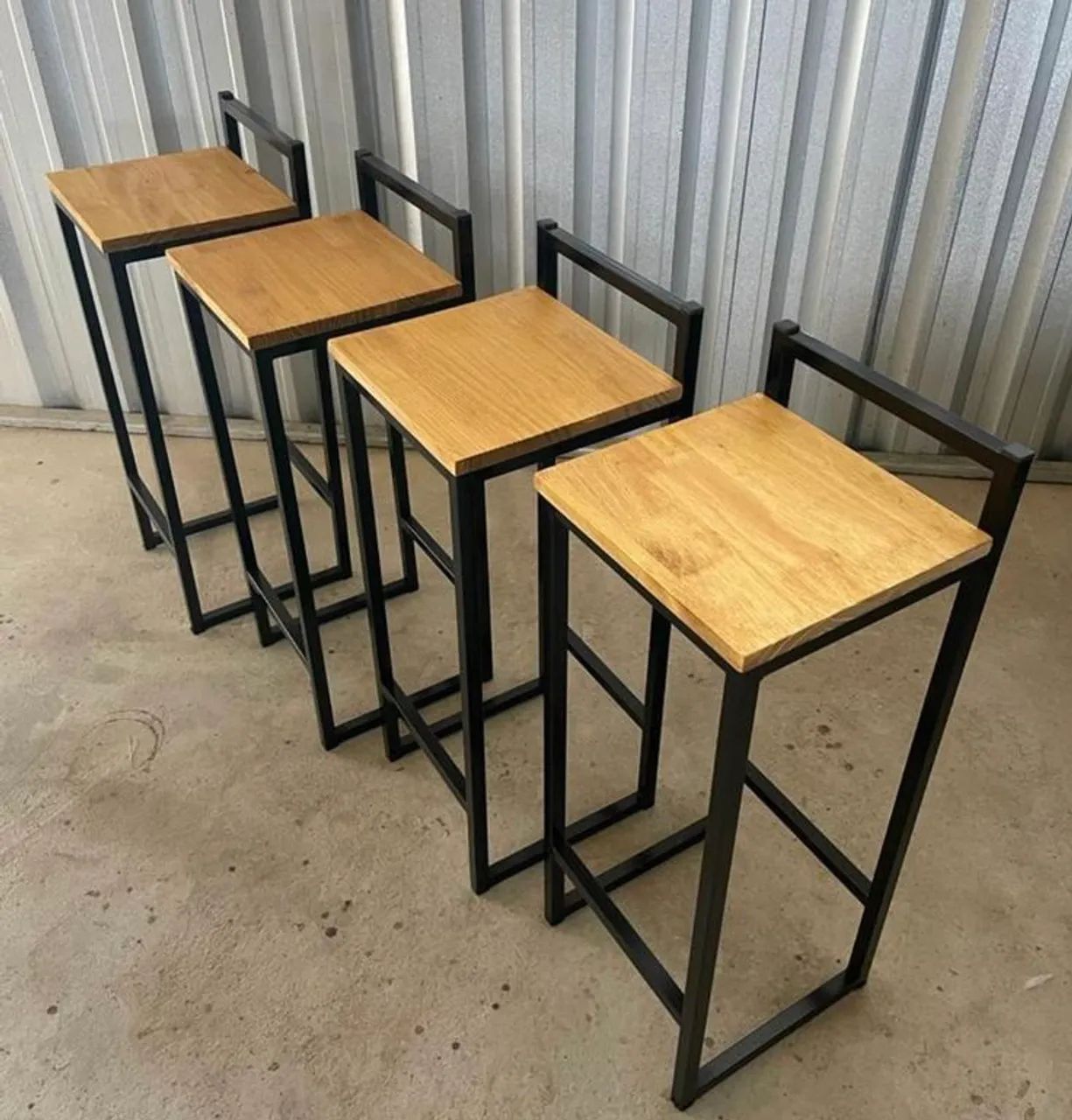 Banqueta com estrutura de metal e assento de madeira - Foto 4