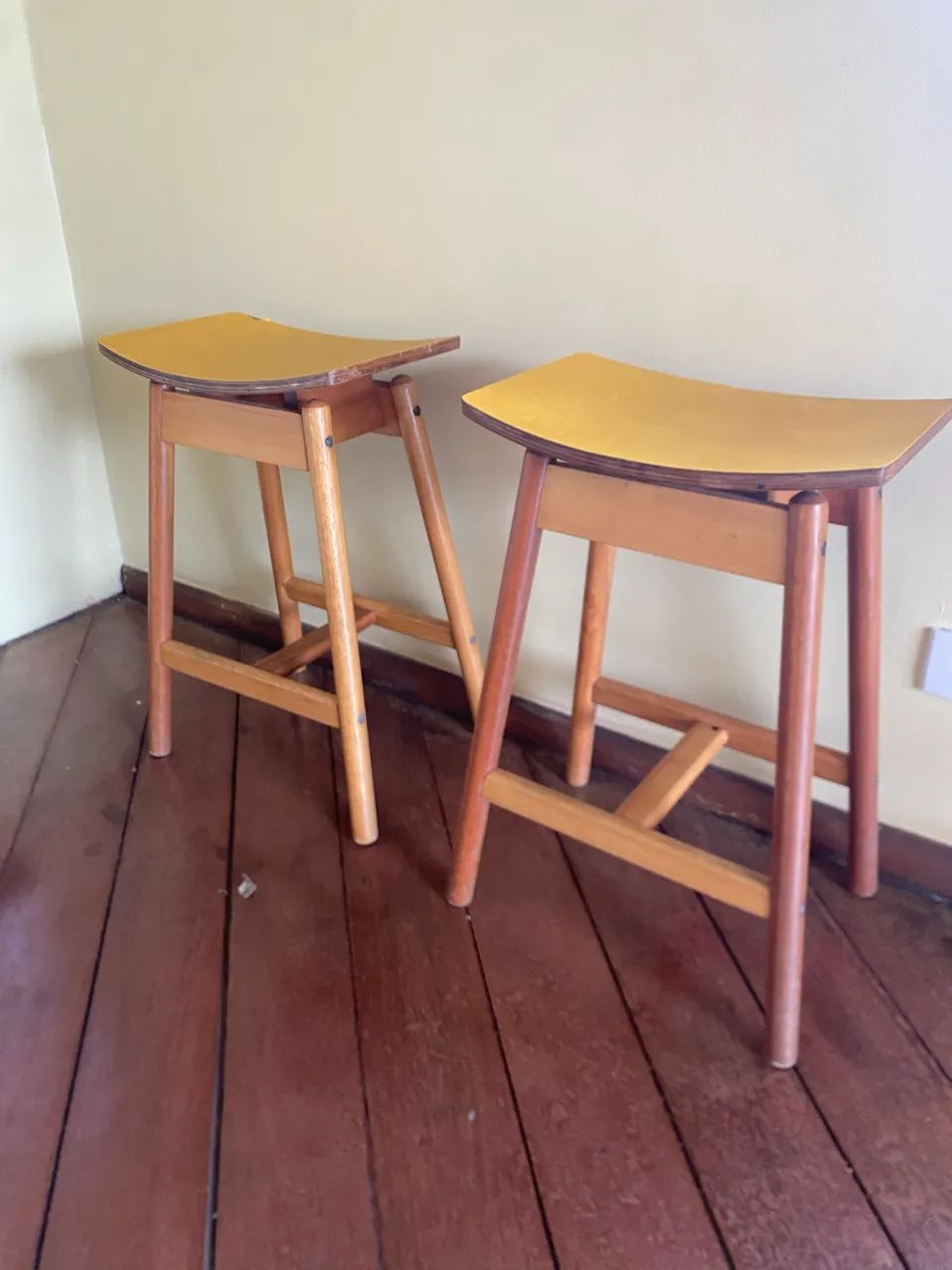 Banquetas de madeira da marca Butzke