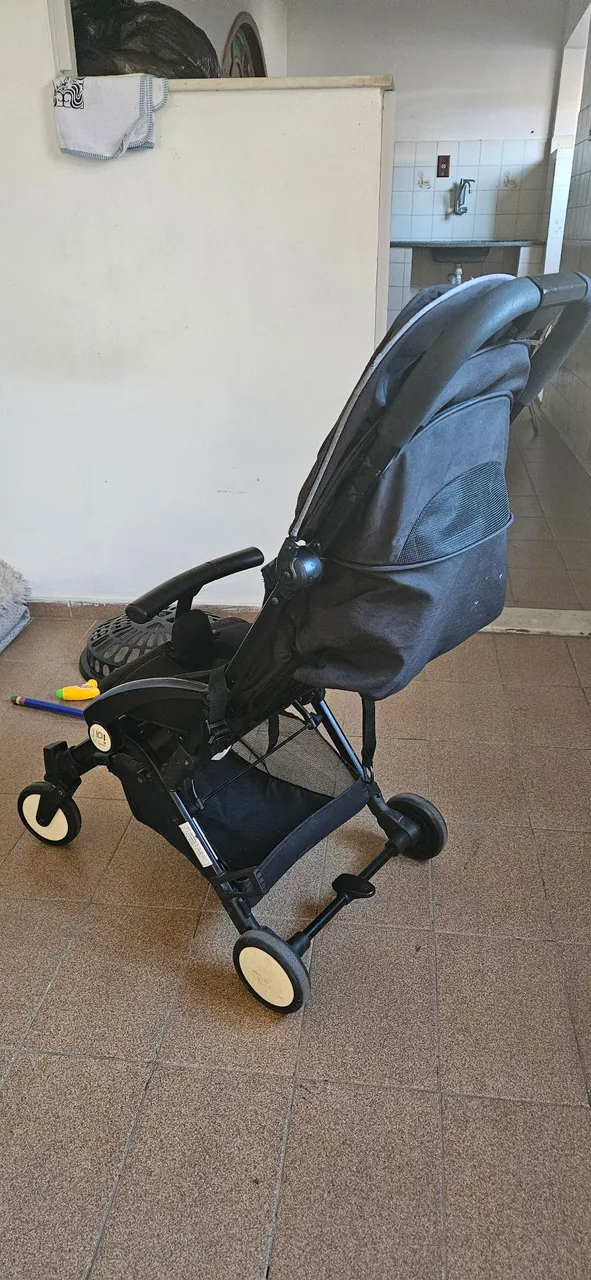 Carrinho de bebê compacto e prático