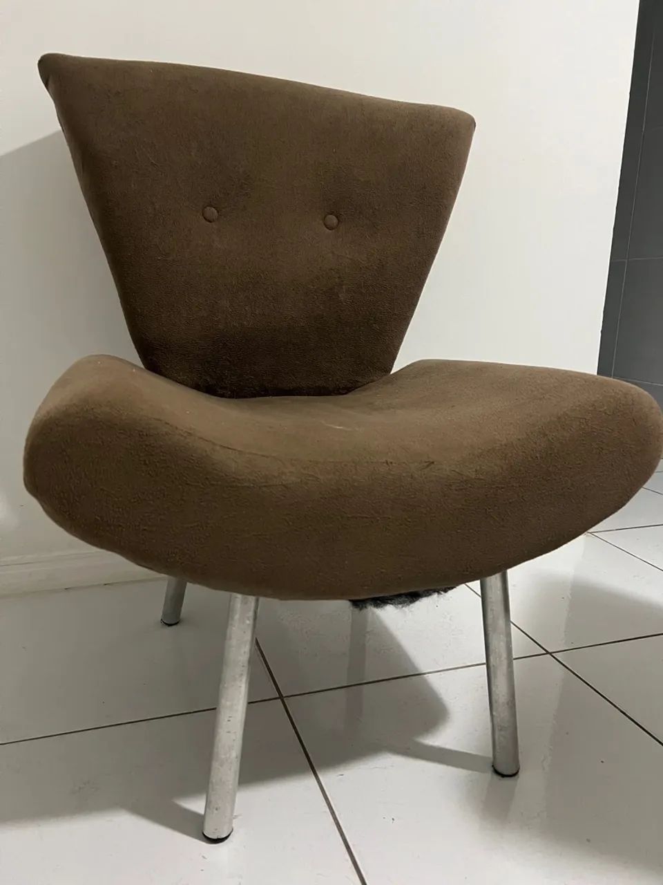 Poltrona moderna em suede marrom - Foto 4