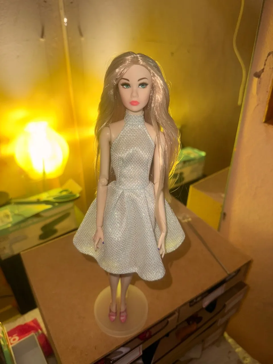 Boneca de luxo com vestido prateado e acessórios