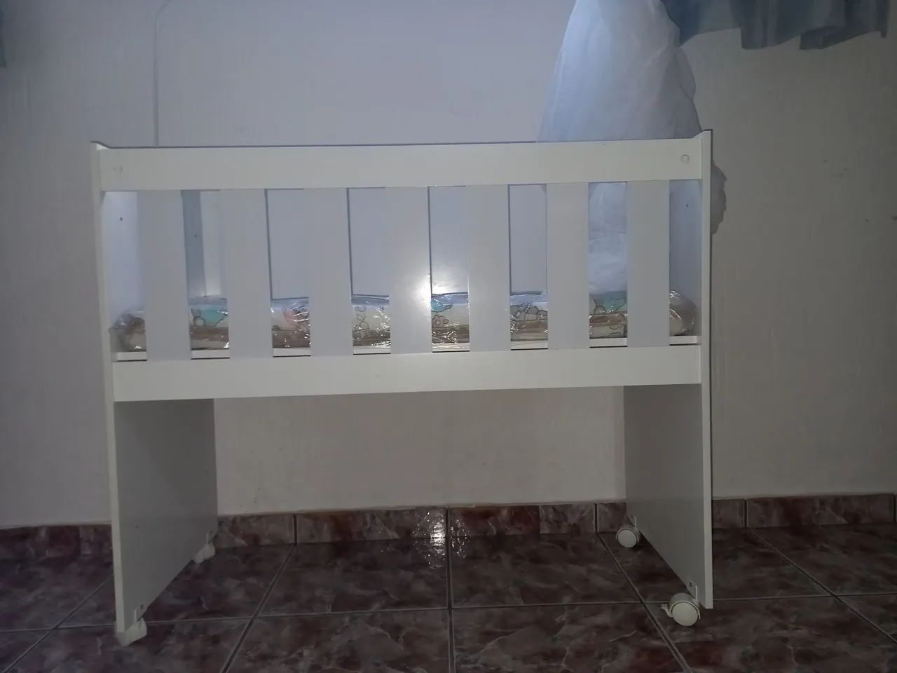 Mini Berço de Bebê Branco com Rodinhas