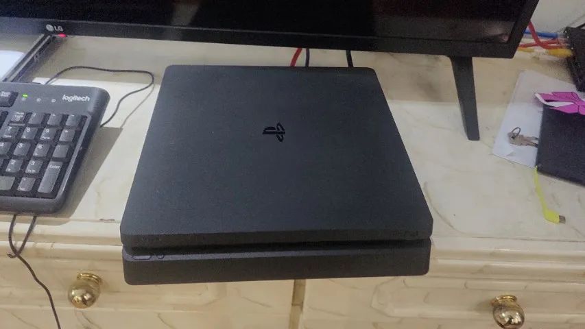 PS4 Slim, 1 TB SSD, dois controles base para carregar os controles