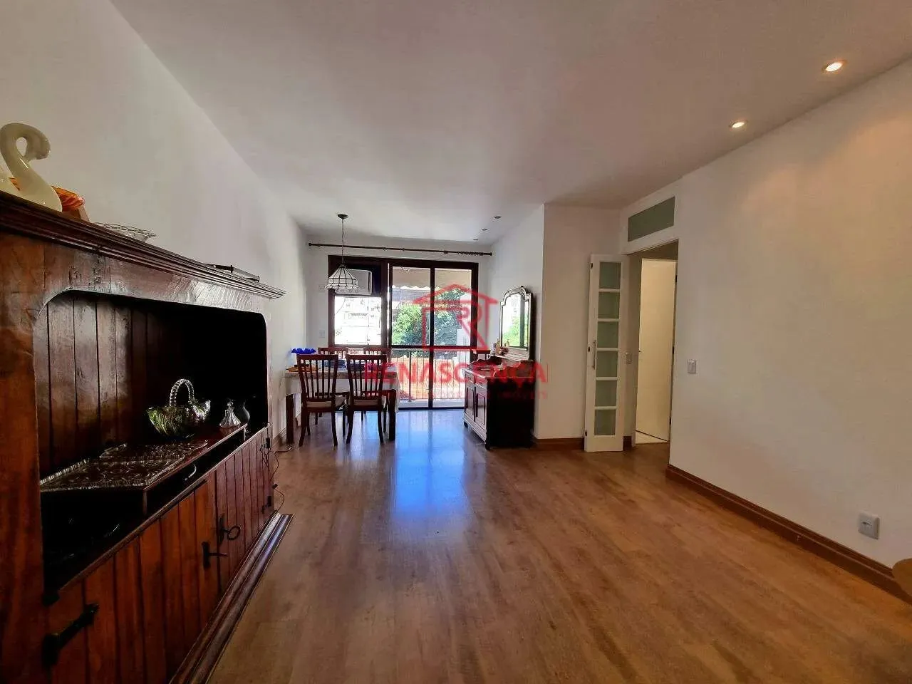 Apartamento com 2 Quartos e Varanda no Humaitá.