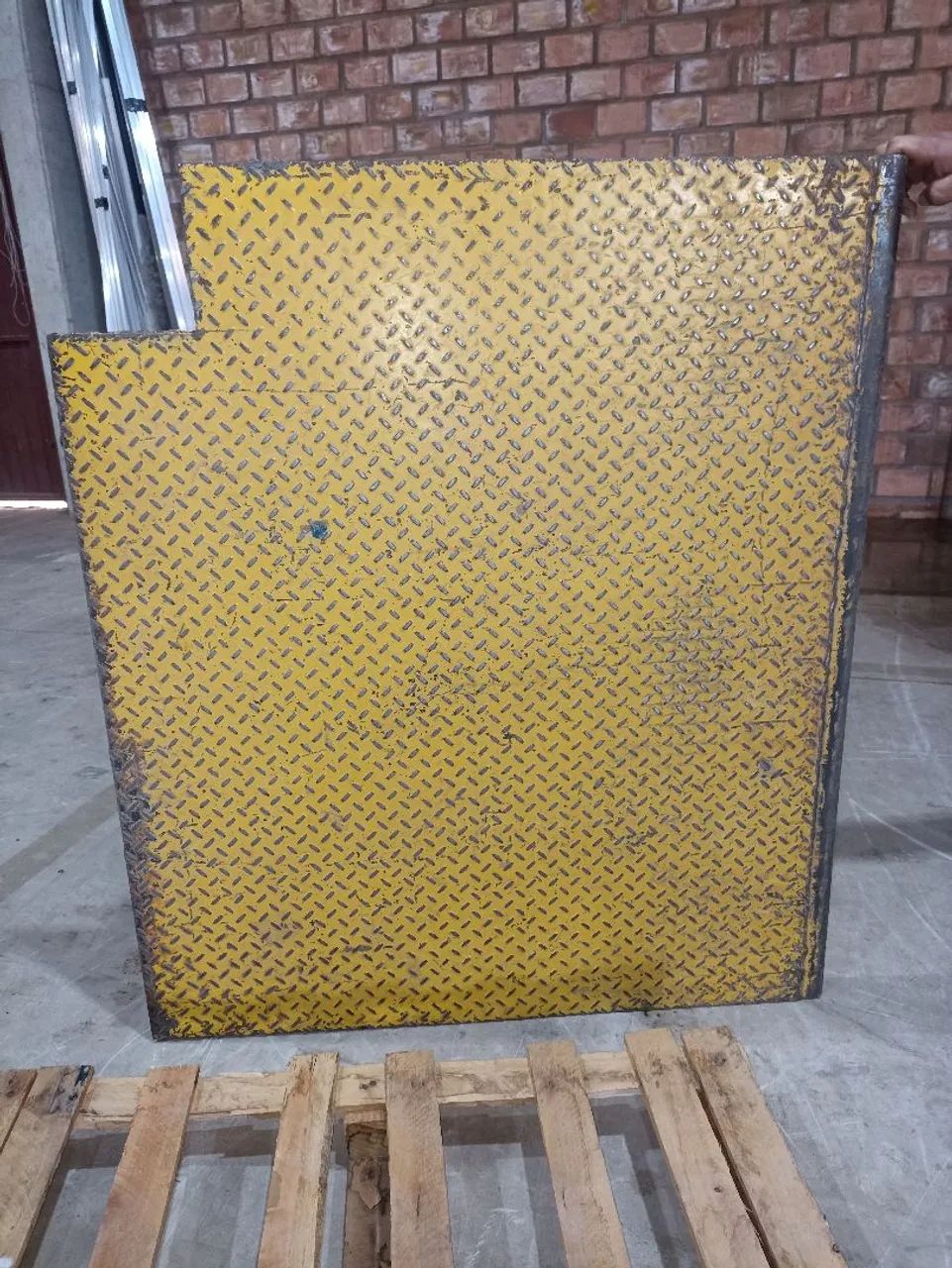 Plataforma metálica industrial amarela antiderrapante - Foto 3