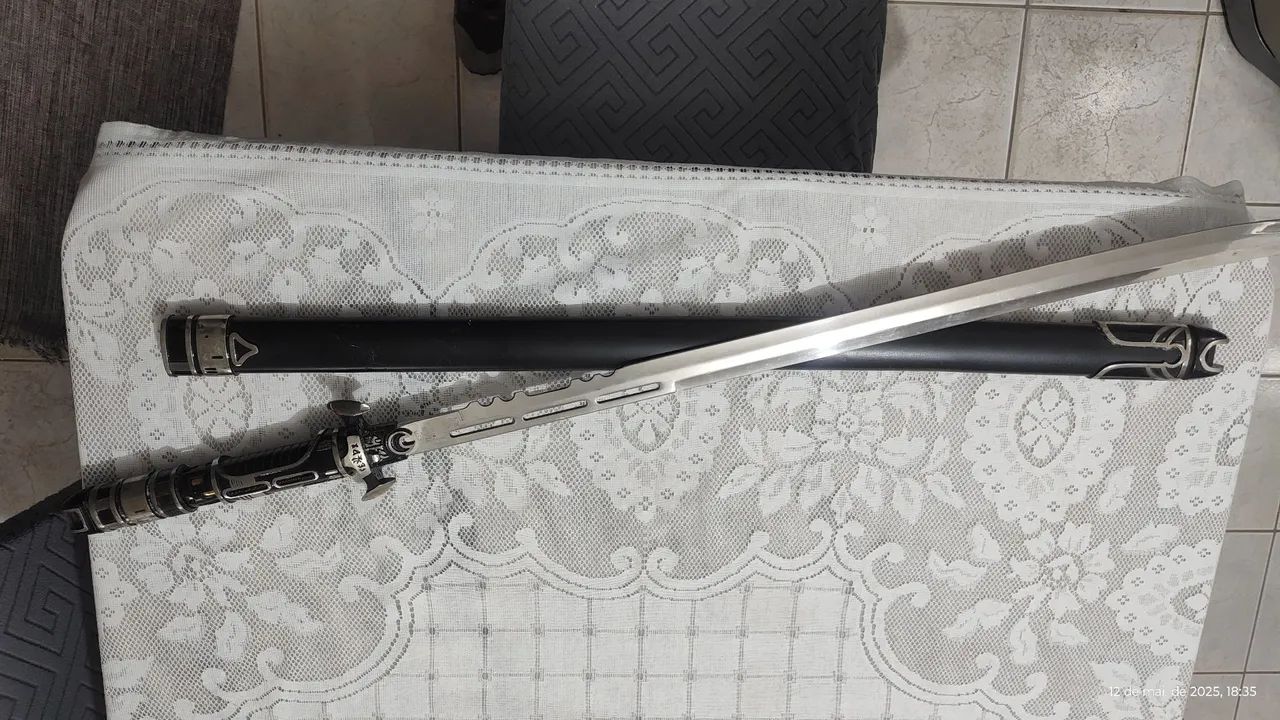 02 espadas de 1.20 MT, 01 adaga e 01 faca 