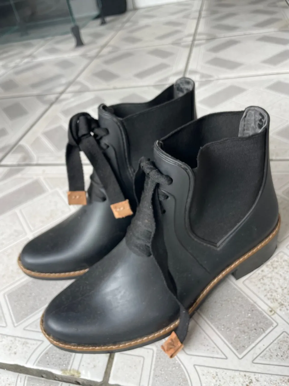 Botas Femininas Cano Curto com Detalhe em Laço