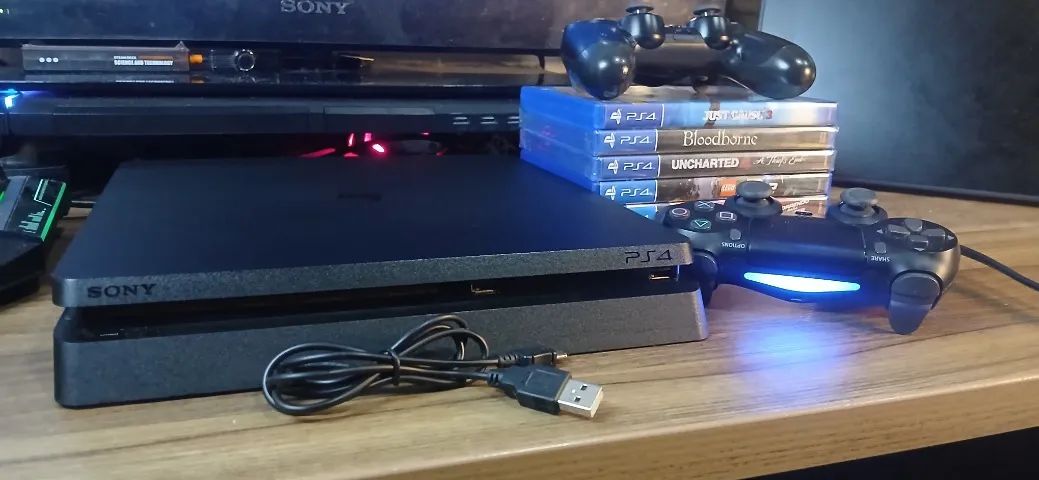 Playstation 4 (PS4) Slim + 6 jogos e 2 Controles