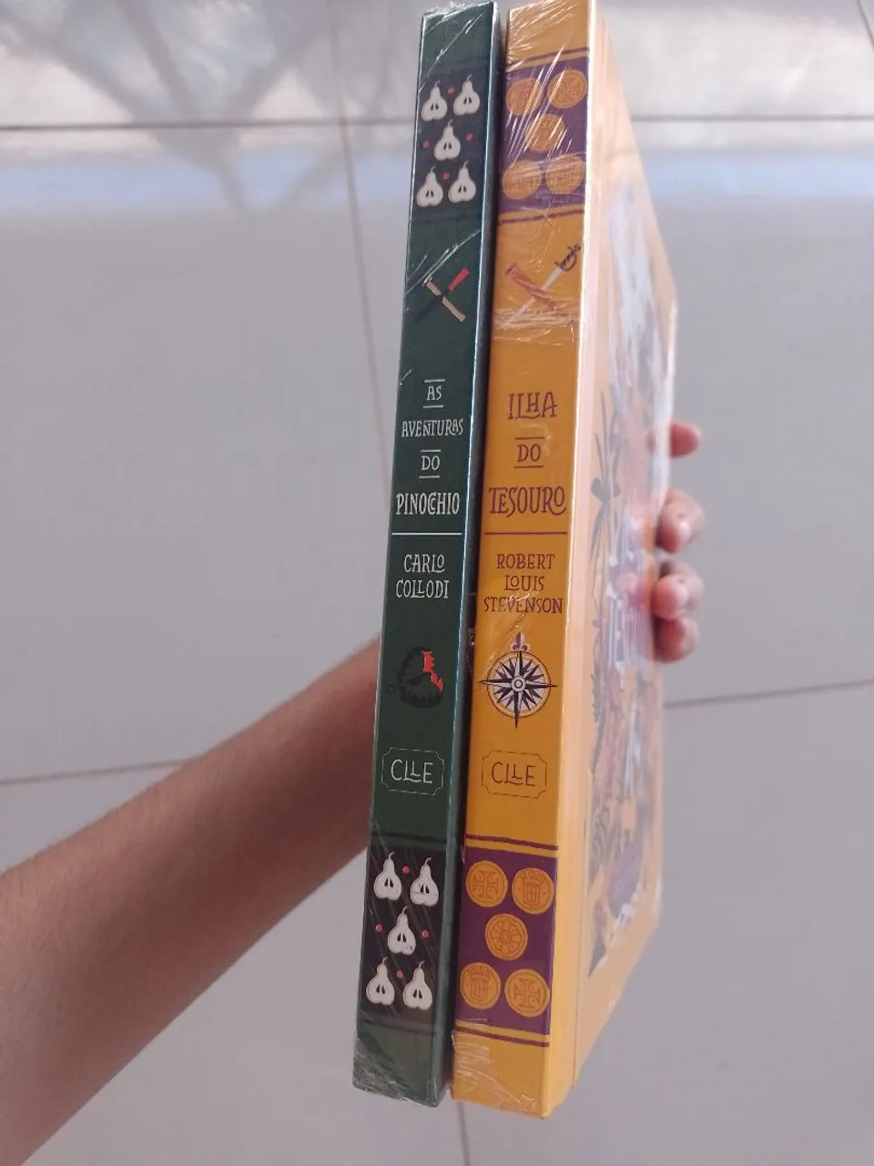 Livros: As Aventuras de Pinóquio e Ilha do Tesouro