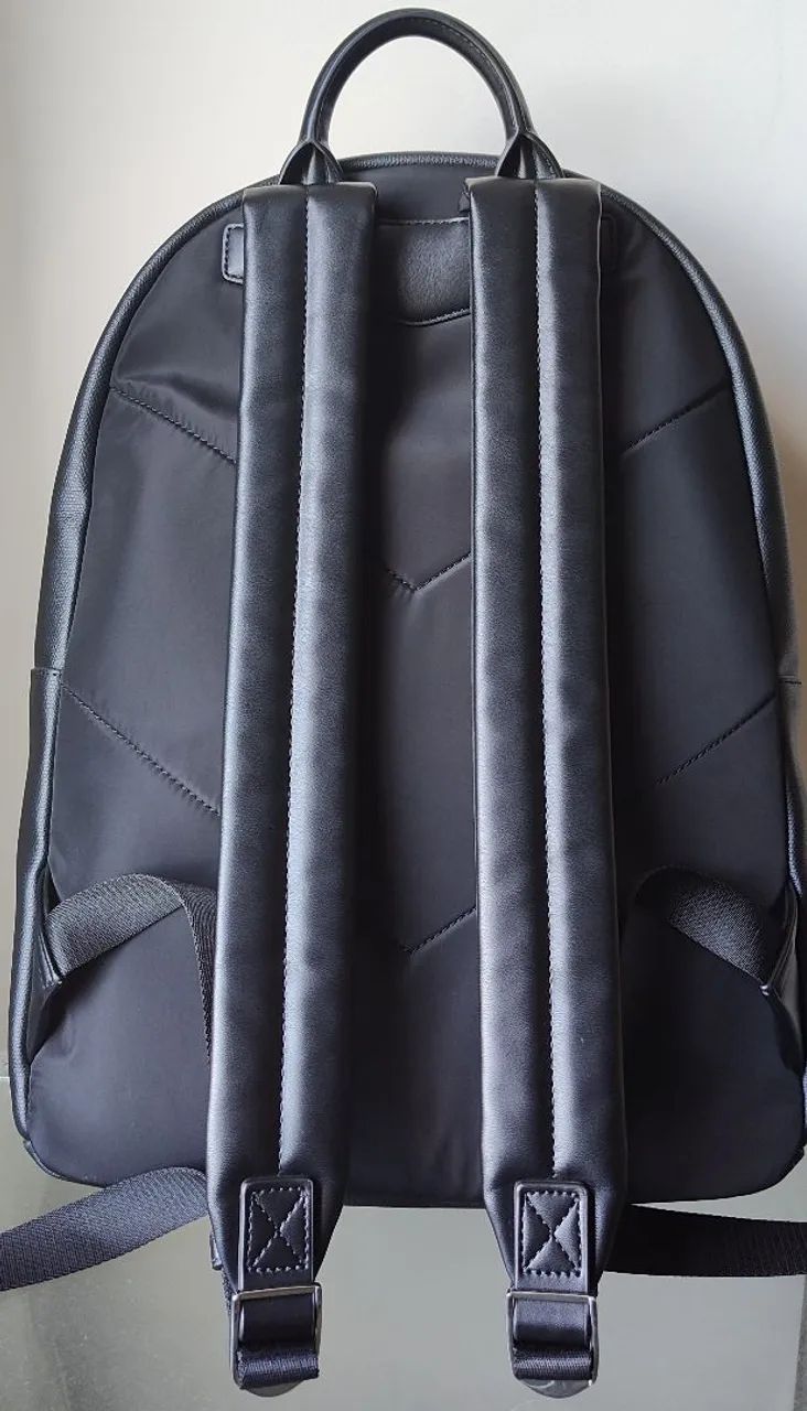 Mochila Emporio Armani ASV Saffiano leather round backpack with eagle plate - Foto 2