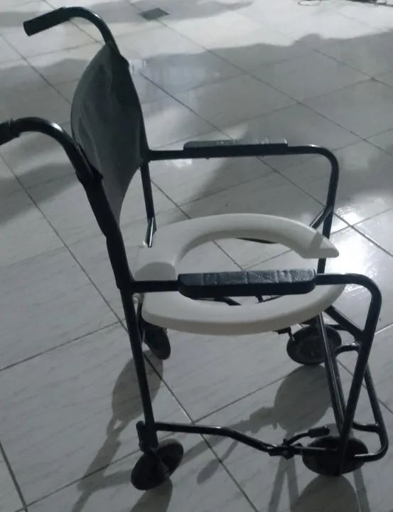 Cadeira de rodas com sanitário banho - Foto 2