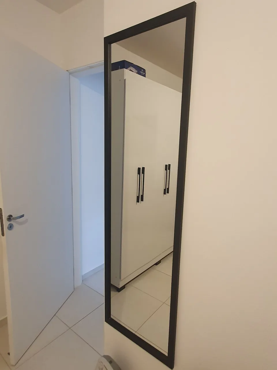 Espelho de corpo inteiro com moldura