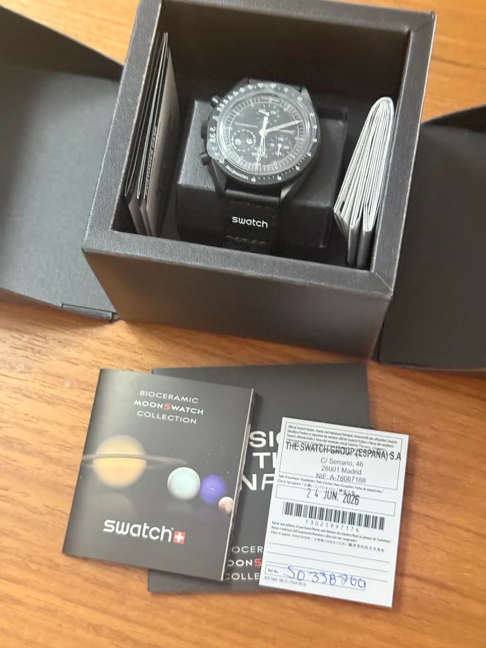 OMEGA x SWATCH MoonSwatch "New Moon" (Snoopy Preto)