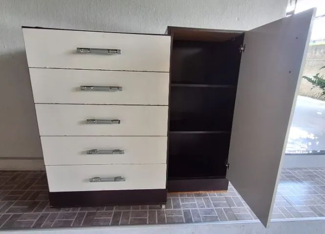 CÔMODA E SAPATEIRA DE MADEIRA COM 05 GAVETAS E 1 PORTA PARA QUARTO (USADO) - Foto 3