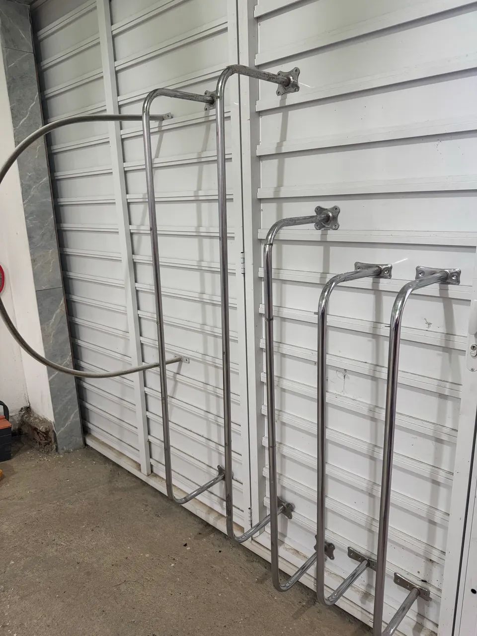 Araras em inox para lojas 
