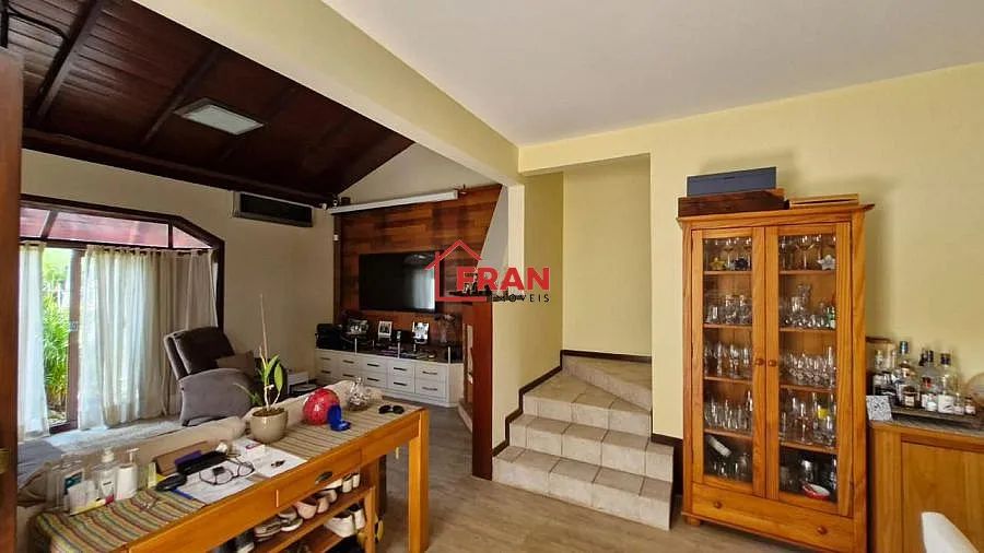 Casa na Avenida, Bairro Itacorubi 4 dorms/2 suites,2 vagas. - Foto 4