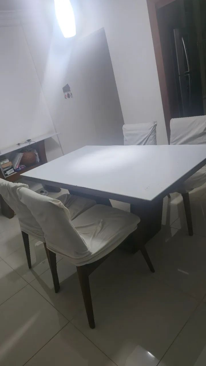 Mesa com 4 cadeiras 