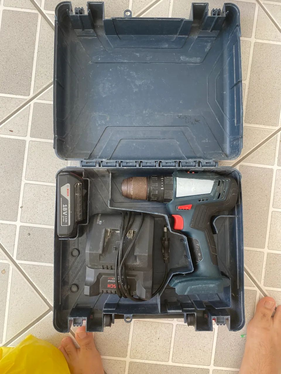 Furadeira e parafusadeira de impacto