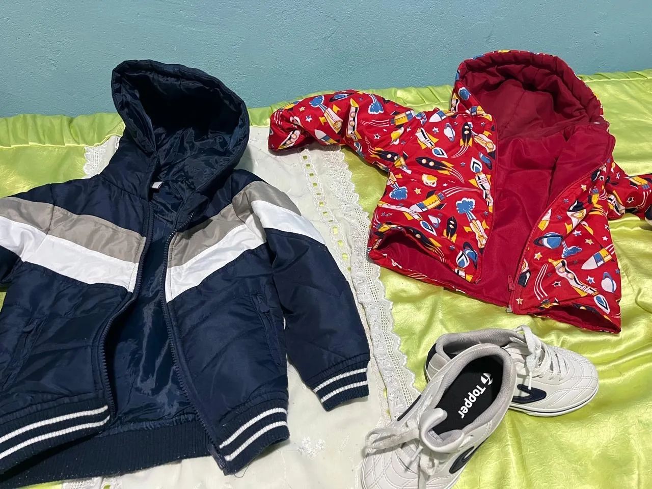 Kit casacos e tênis 