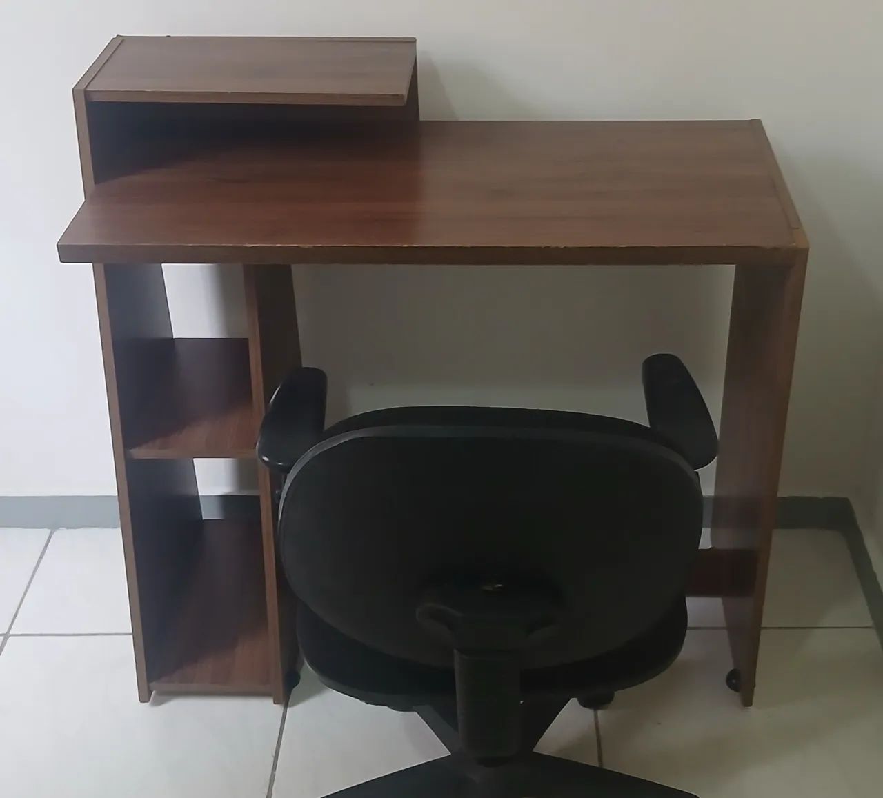 Escrivaninha com cadeira