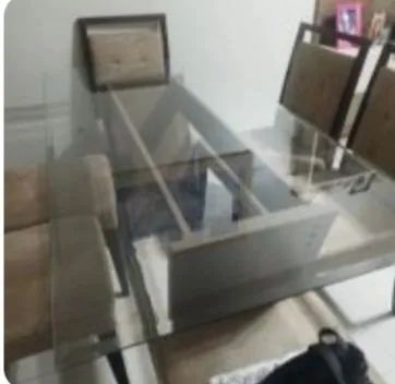 Mesa com tampão de vidro.