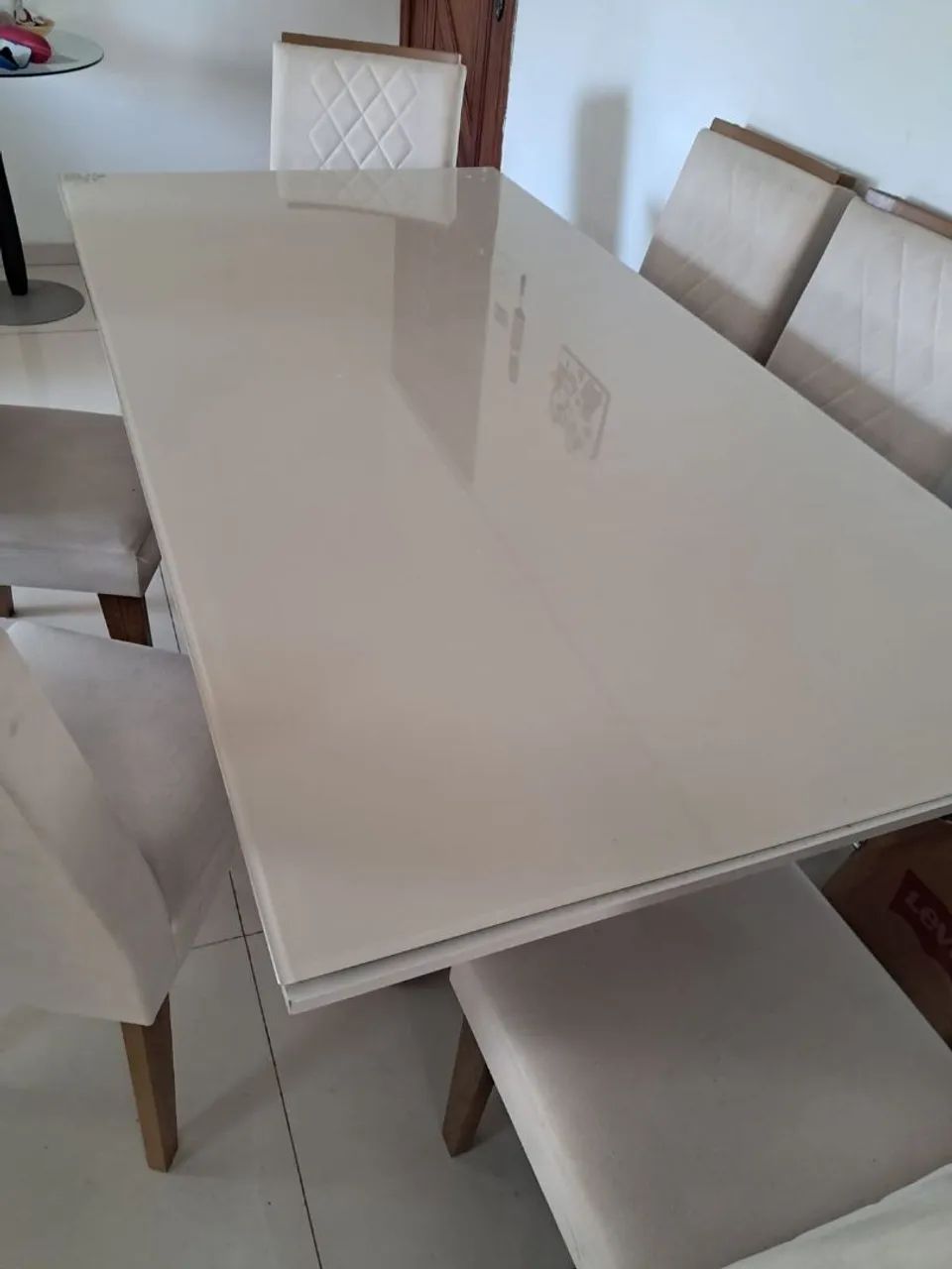 Mesa de madeira com tampo de vidro 