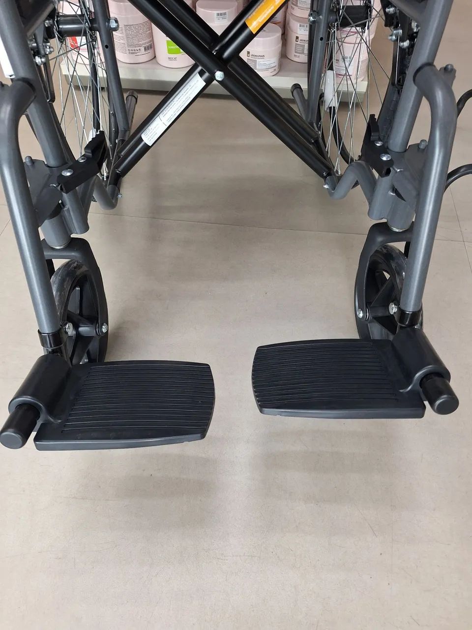 Cadeira de Rodas Basic em 12 x s juros  - Foto 4