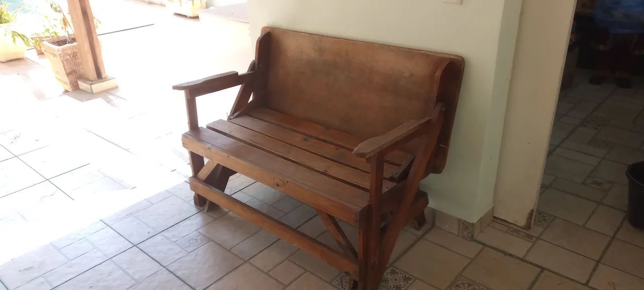 Banco de madeira que vira mesa