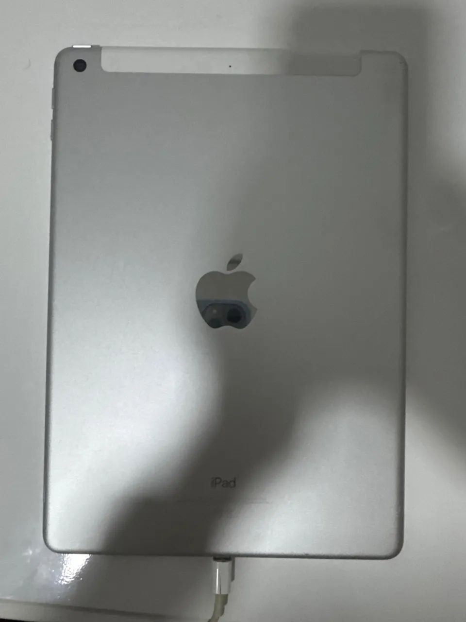 Apple iPad (5ª geração)  A1823 Wi-Fi + Cellular - 32GB e 2GB ram - cor prata 