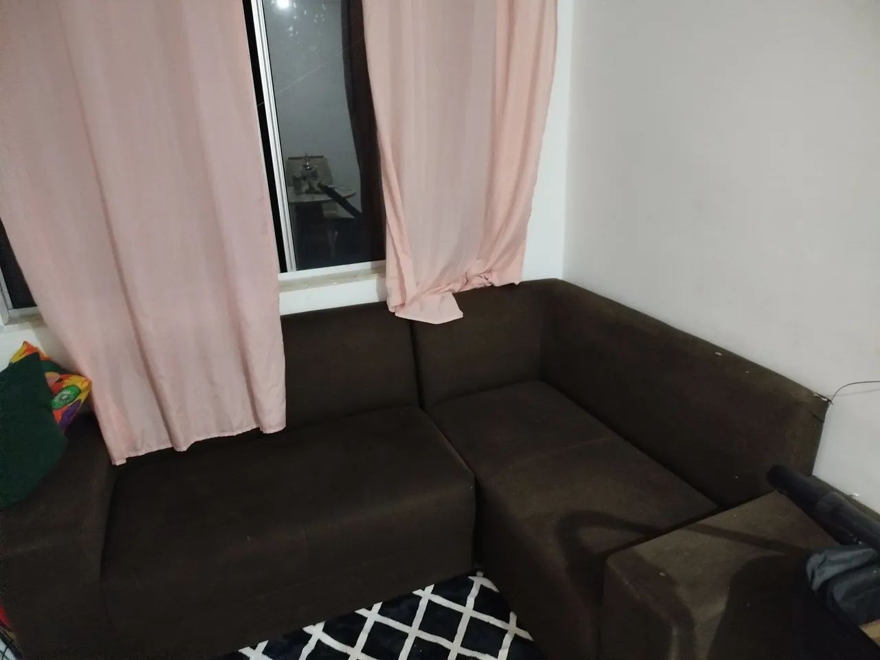 Sofá de canto , com uma pequena avaria . 