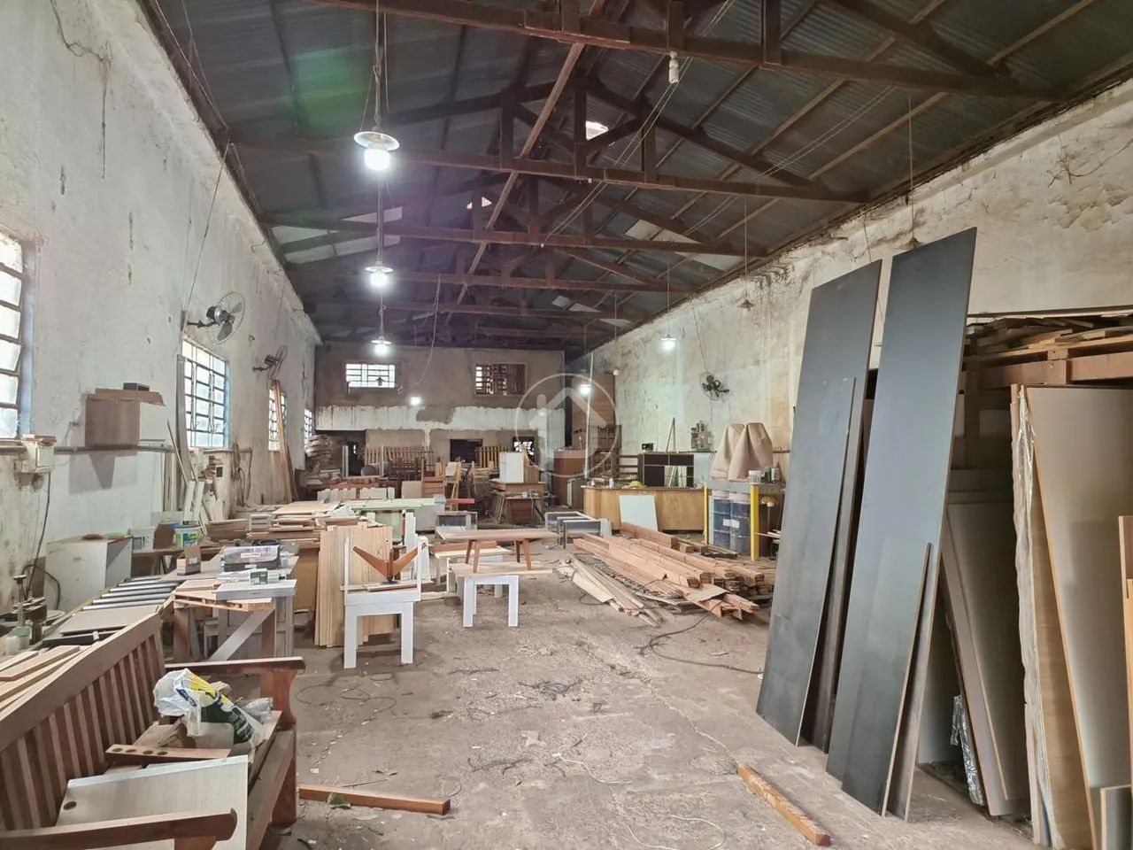 BARRACÃO COM SALAS E ÓTIMA LOCALIZAÇÃO - Foto 4
